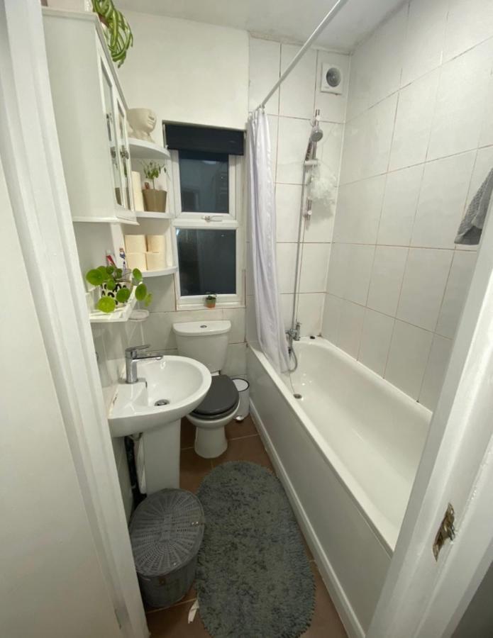 Guest Bedroom With King Size Bed In Brixton Londres Exterior foto